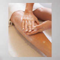 Vrouw die de pootmassage met lotion ontvangt