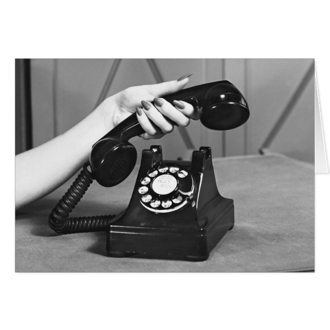 Vrouw die de telefoon oppakt, dicht bij de hand (Voorkant Horizontaal)