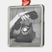 Vrouw die de telefoon oppakt, dicht bij de hand metalen ornament (Links)