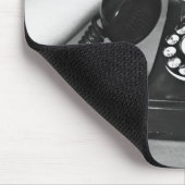 Vrouw die de telefoon oppakt, dicht bij de hand muismat (Hoek)