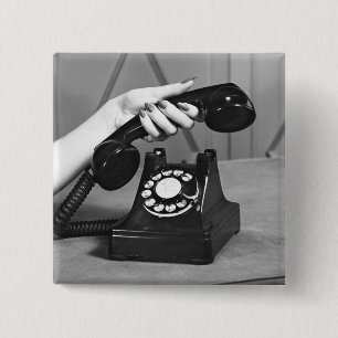 Vrouw die de telefoon oppakt, dicht bij de hand vierkante button 5,1 cm