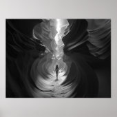 Vrouw die door een canyon gulch B&W-foto loopt Poster (Voorkant)