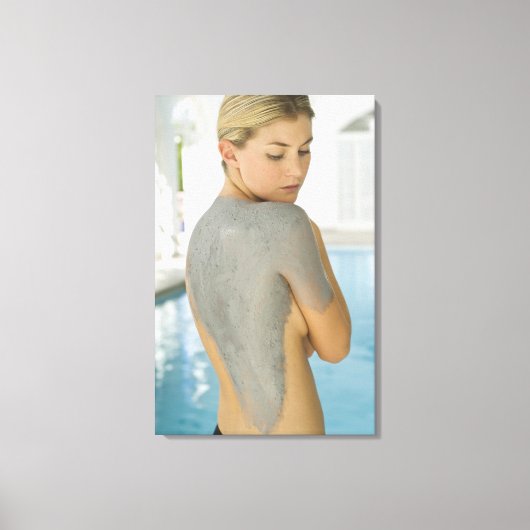 Vrouw die een behandeling met een spathuid krijgt canvas afdruk (Voorkant)