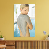 Vrouw die een behandeling met een spathuid krijgt canvas afdruk (Insitu (Woonkamer))