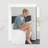 Vrouw die een boek op bed leest briefkaart (Voorkant / Achterkant)