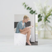 Vrouw die een boek op bed leest briefkaart (Staand voorkant)