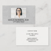 Vrouw die een bril met een sterkte draagt | Optome Visitekaartje (Voorkant / Achterkant)