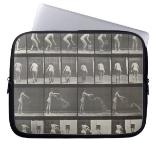 Vrouw die een emmer water gooit, bord 401 uit " laptop sleeve