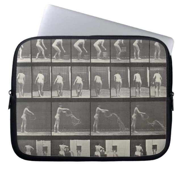 Vrouw die een emmer water gooit, bord 401 uit " laptop sleeve (Voorkant)