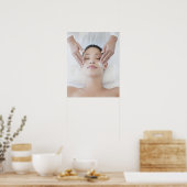 Vrouw die een gelaatmassage ontvangt poster (Keuken)