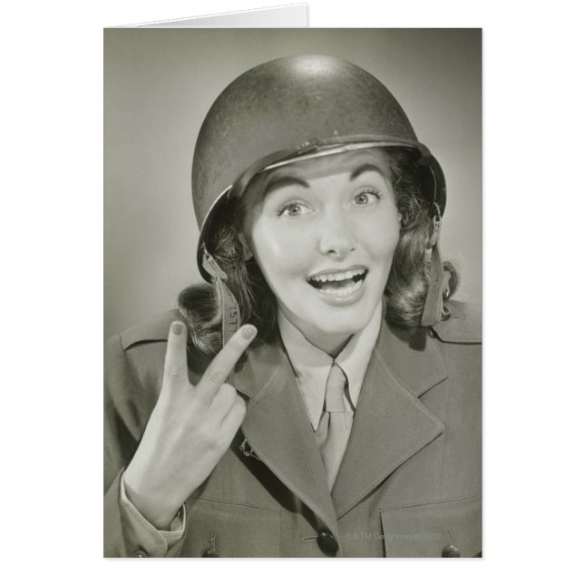 Vrouw die een legerhelm draagt (Voorkant)