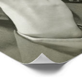 Vrouw die een legerhelm draagt poster (Hoek)