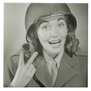 Vrouw die een legerhelm draagt tegeltje