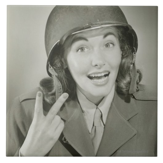 Vrouw die een legerhelm draagt tegeltje (Voorkant)