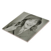 Vrouw die een legerhelm draagt tegeltje (Zijkant)