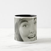 Vrouw die een legerhelm draagt tweekleurige koffiemok (Center)