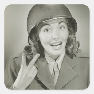 Vrouw die een legerhelm draagt vierkante sticker