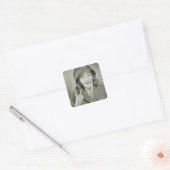 Vrouw die een legerhelm draagt vierkante sticker (Envelop)