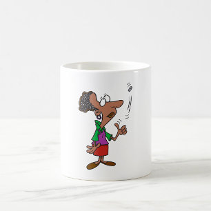 Vrouw die een muntstuk voert koffiemok