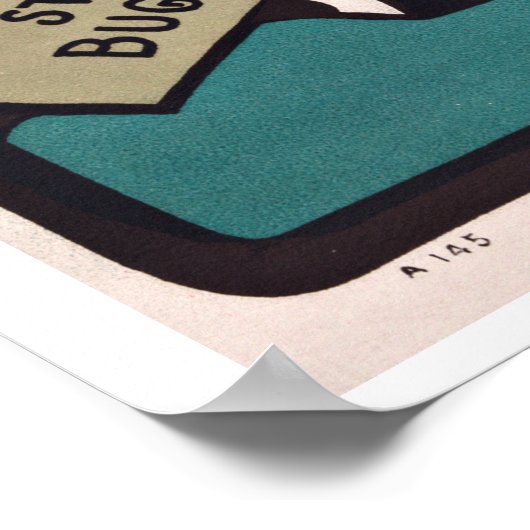 Vrouw die een Poster van het Boek leest (Hoek)