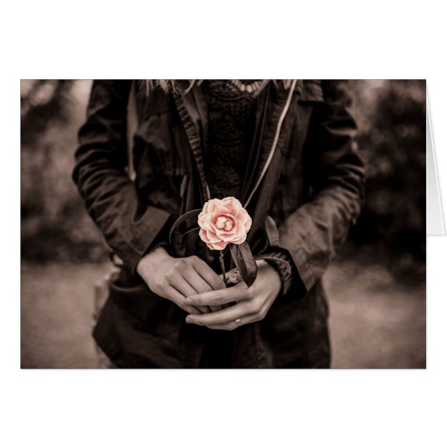 Vrouw die een roze Camellia vasthoudt (Voorkant Horizontaal)