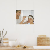 Vrouw die een schoonheidsmoddermasker krijgt poster (Keuken)