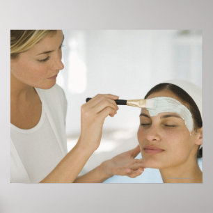 Vrouw die een schoonheidsmoddermasker krijgt poster