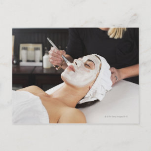 Vrouw die een speciale behandeling krijgt. briefkaart