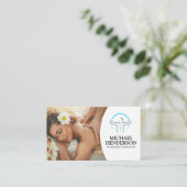 Vrouw die glimlacht en massage krijgt visitekaartje (Staand voorkant)