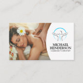 Vrouw die glimlacht en massage krijgt visitekaartje (Voorkant)