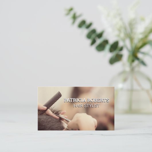 Vrouw die haar knipt afsprakenkaartje (Staand voorkant)