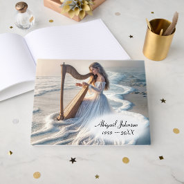 Vrouw die harp speelt in branding gastenboek