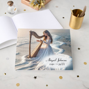 Vrouw die harp speelt in branding gastenboek