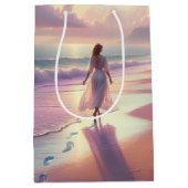  Vrouw die het Strand voor Verjaardag lopen Medium Cadeauzakje (Voorkant)