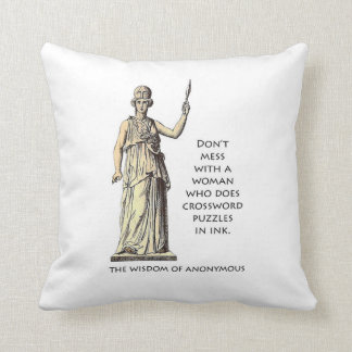 "Vrouw die kruiswoordpuzzels in inkt doet" kussen