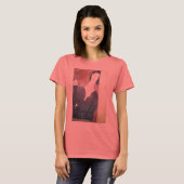 Vrouw die leunt met sigaretten t-shirt (Voorkant volledig)