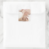 Vrouw die massage van voetwortels ontvangt vierkante sticker (Tas)