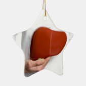 Vrouw die menselijk levermodel houden bij wit keramisch ornament (Rechts)