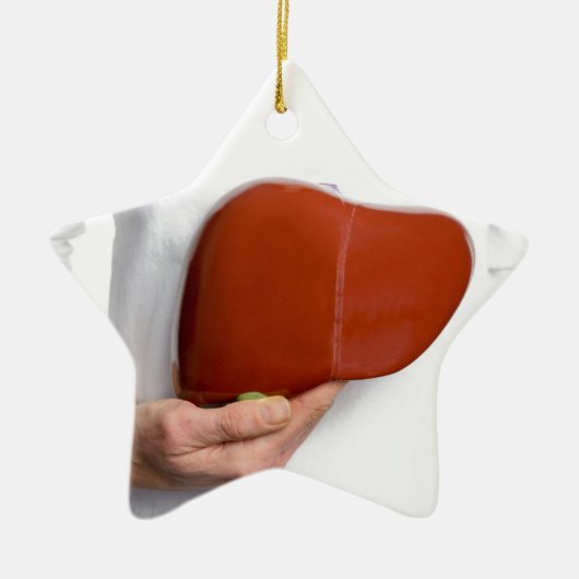 Vrouw die menselijk levermodel houden bij wit keramisch ornament (Voorkant)