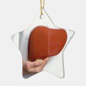 Vrouw die menselijk levermodel houden bij wit keramisch ornament (Links)