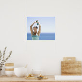 vrouw die met gewichten op haar dak zweeft poster (Keuken)