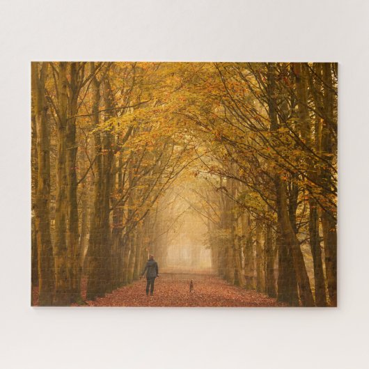 Vrouw die met haar hond op de herfst ochtend wande legpuzzel (Horizontaal)