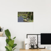 Vrouw die met vliegvisuitrusting vist op de Metoli Poster (Thuiskantoor)
