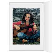 Vrouw die muziek speelt met akoestische gitaar (Binnen (Links))