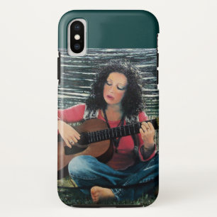 Vrouw die muziek speelt met akoestische gitaar iPhone XS hoesje