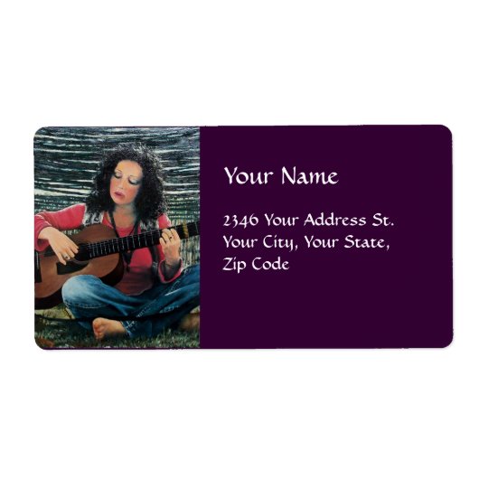 Vrouw die muziek speelt met akoestische gitaar etiket (Voorkant)