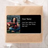 Vrouw die muziek speelt met akoestische gitaar etiket (Insitu)