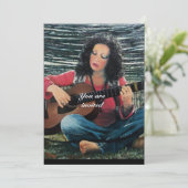 Vrouw die muziek speelt met akoestische gitaar kaart (Staand voorkant)