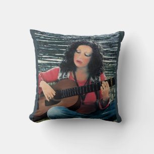 Vrouw die muziek speelt met akoestische gitaar kussen