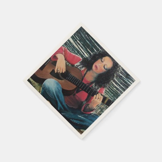 Vrouw die muziek speelt met akoestische gitaar servetten (Hoek)